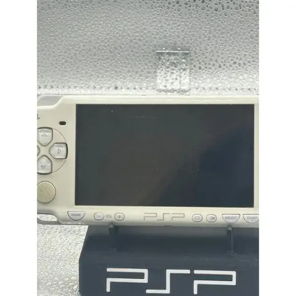 White psp 2000 w/charger & new battery - Picture 4 of 8